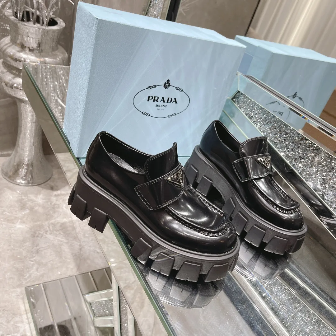 👟👟Ex-factory price 480👟👟 PRADA will be cheating this year💋 Prada, the invincible cheater, instantly releases all the beautiful shoes that are fairy shoes👠All of them are my favorite😍New models developed at the original store! High-end casual shoes, a one-to-one copy of the original perfect last shape. Perfect workmanship. Perfect choice for you. High-end goods have pictures and truth! Supports various comparisons! It is comfortable and elegant to wear. The original molded outsole is a 1:1 replica. It adopts non-slip and wear-resistant imported TPU combined outsole, which is vacuum combined to form a thick sole~ 💥Fabric: Imported open-edge beaded cowhide 💥Sole thickness: 5.5cm. Really good product. Worth owning 💥Color: Black White 💥Size: 35-40